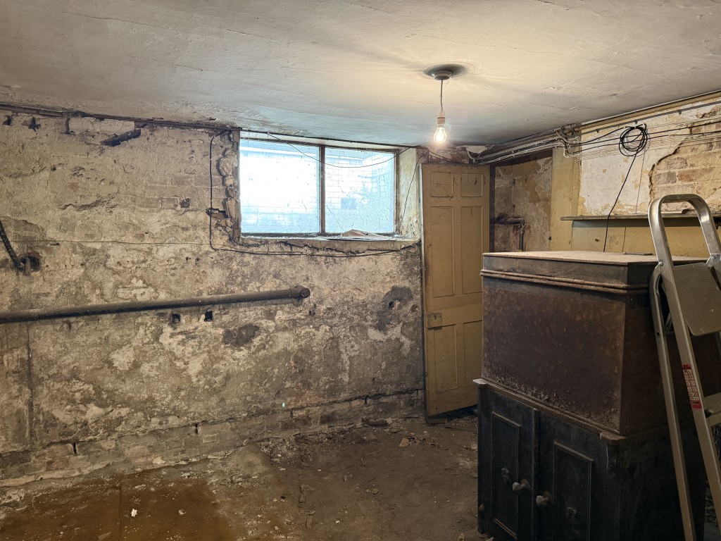 Lot: 56 - SUBSTANTIAL FREEHOLD COMMERCIAL PREMISES FOR OCCUPATION OR REDEVELOPMENT - Basement storage room